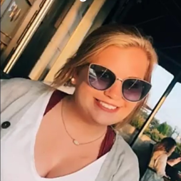 Meet your Posher, Brooke - Picture 1 of 1